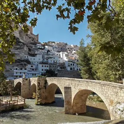 Puente histórico sobre el río Júcar en Alcalá del Júcar