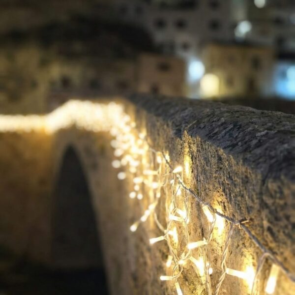 Luces de navidad en el puente romano de Alcalá del Júcar
