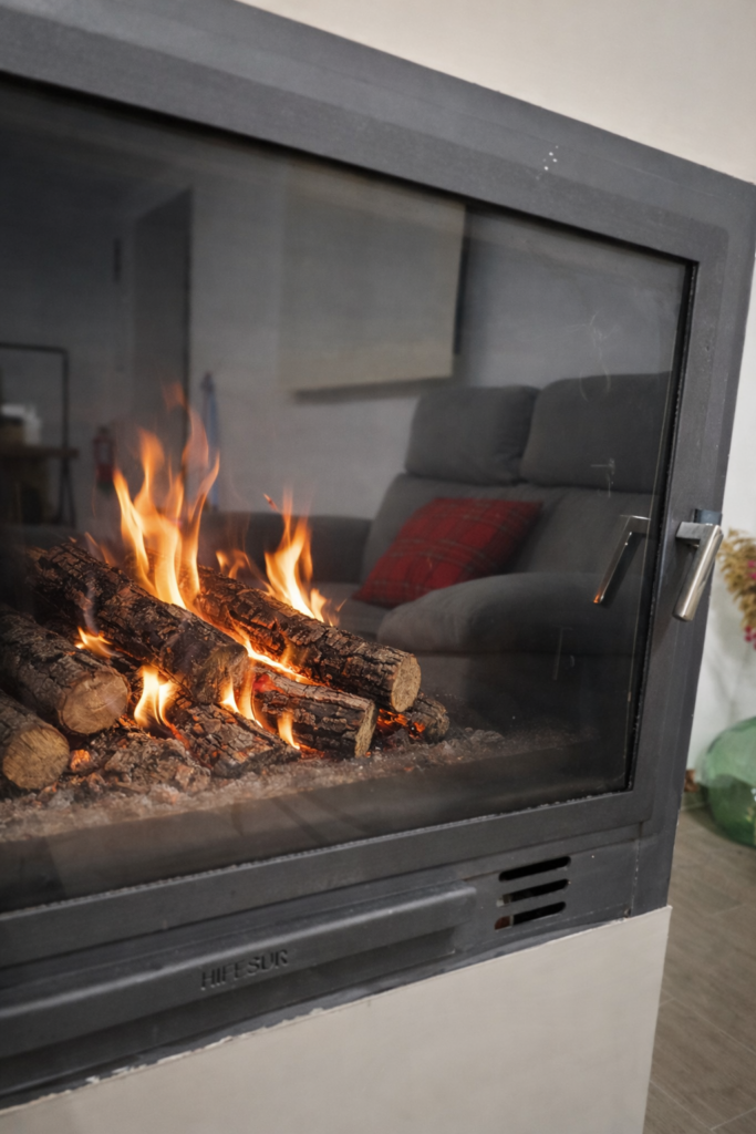 Chimenea encendida en una casa rural Kalea Elysivm