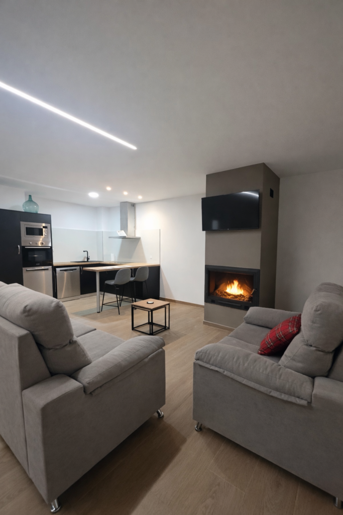 Salón con sofás, mesa y chimenea