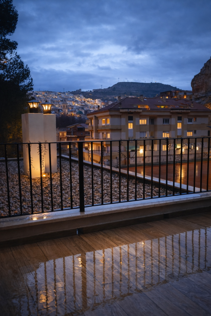 Vistas nocturnas de Alcalá del Júcar desde la terraza de Kalea Suite