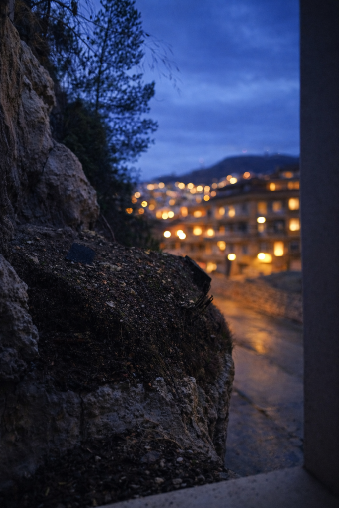 Vista nocturna de la roca y Alcalá del Júcar desde Kalea Elysivm