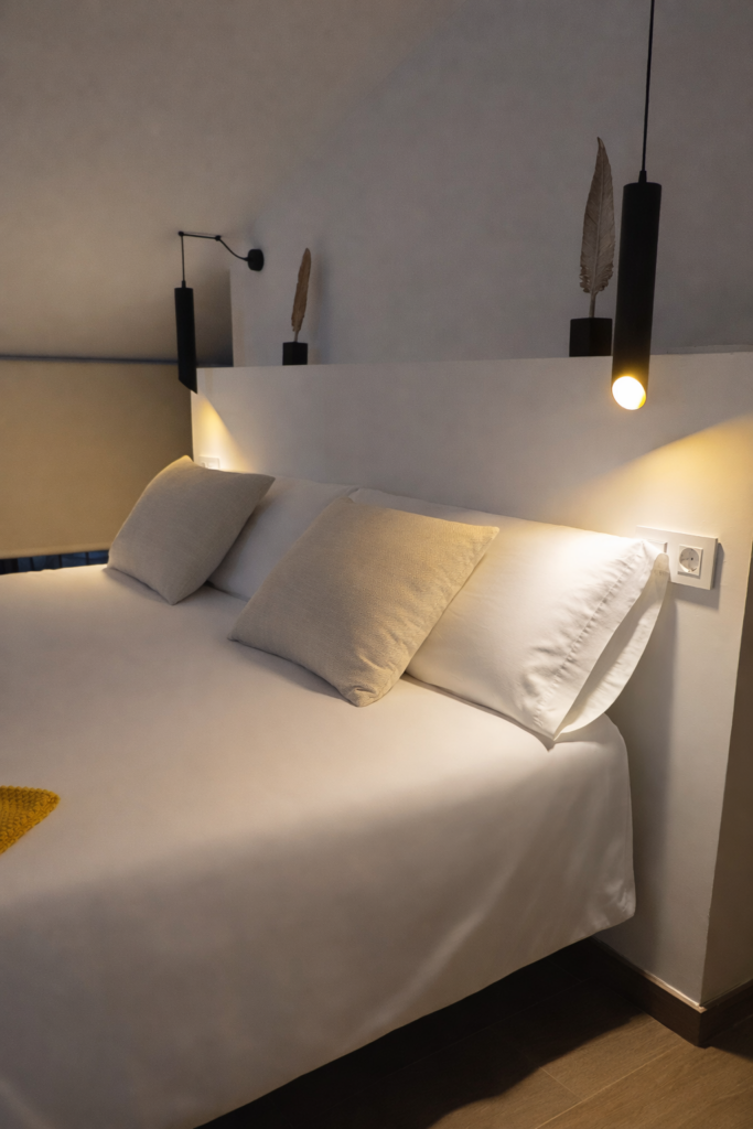 Cama King Size en el dormitorio de la casa rural Kalea Suite