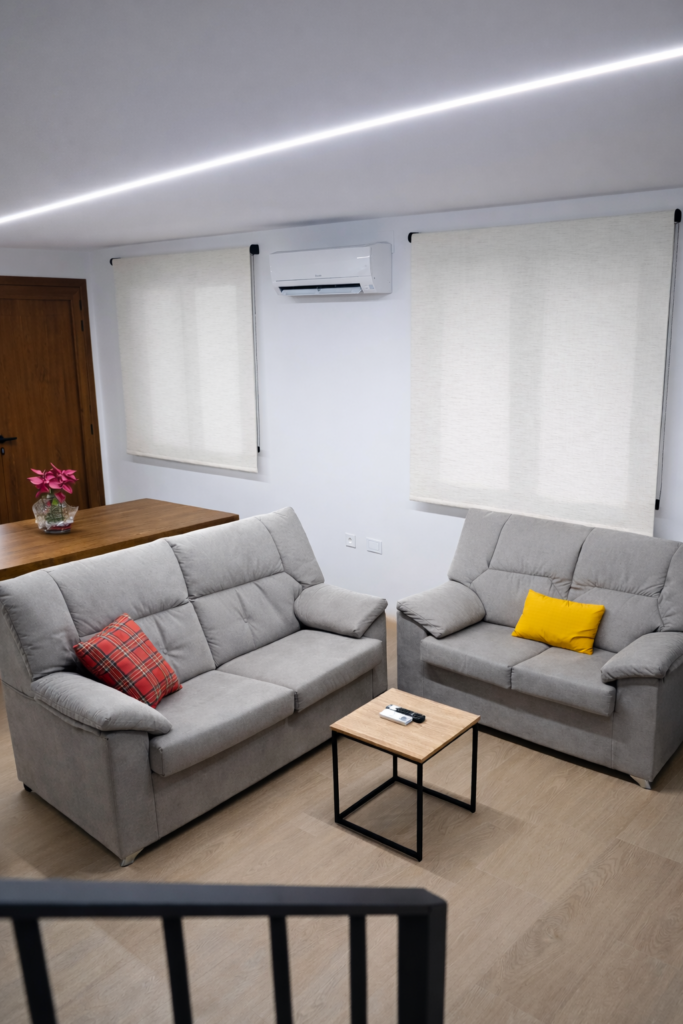 Salón con sofás y zonas de descanso de la casa rural Kalea Junior