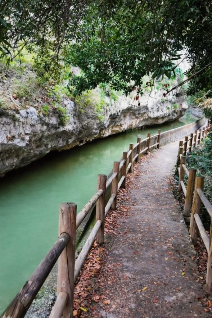 Canal de la acequia de Alcalá del Júcar y camino que lo recorre